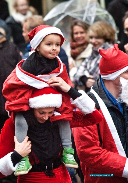 13122107.jpg - FOTOOPDRACHT::2013:Zo'n 1000 mensen deden mee aan de De SantaRun is een funloop van ca. 3 km die op 21 december a.s. door de gezamenlijke  Dordtse Rotary Clubs wordt georganiseerd, dwars door de prachtige historische binnenstad van Dordrecht. Start Kloostertuin Dordrecht. Deze digitale foto blijft eigendom van FOTOPERSBURO BUSINK. Wij hanteren de voorwaarden van het N.V.F. en N.V.J. Gebruik van deze foto impliceert dat u bekend bent  en akkoord gaat met deze voorwaarden bij publicatie.EB/ETIENNE BUSINK