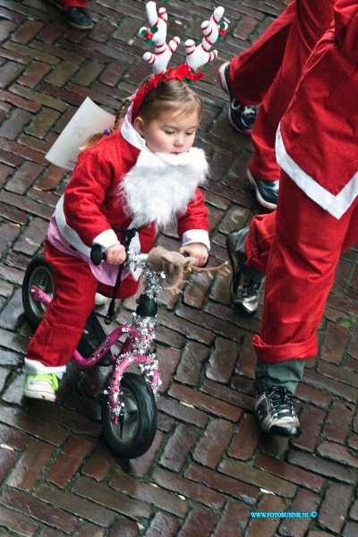 13122108.jpg - FOTOOPDRACHT::2013:Zo'n 1000 mensen deden mee aan de De SantaRun is een funloop van ca. 3 km die op 21 december a.s. door de gezamenlijke  Dordtse Rotary Clubs wordt georganiseerd, dwars door de prachtige historische binnenstad van Dordrecht. Start Kloostertuin Dordrecht. Deze digitale foto blijft eigendom van FOTOPERSBURO BUSINK. Wij hanteren de voorwaarden van het N.V.F. en N.V.J. Gebruik van deze foto impliceert dat u bekend bent  en akkoord gaat met deze voorwaarden bij publicatie.EB/ETIENNE BUSINK