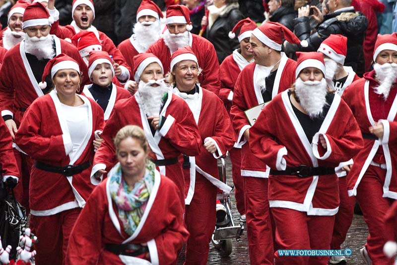 13122109.jpg - FOTOOPDRACHT::2013:Zo'n 1000 mensen deden mee aan de De SantaRun is een funloop van ca. 3 km die op 21 december a.s. door de gezamenlijke  Dordtse Rotary Clubs wordt georganiseerd, dwars door de prachtige historische binnenstad van Dordrecht. Start Kloostertuin Dordrecht. Deze digitale foto blijft eigendom van FOTOPERSBURO BUSINK. Wij hanteren de voorwaarden van het N.V.F. en N.V.J. Gebruik van deze foto impliceert dat u bekend bent  en akkoord gaat met deze voorwaarden bij publicatie.EB/ETIENNE BUSINK