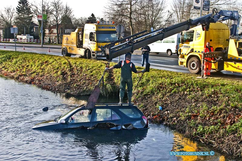 13122302.jpg - FOTOOPDRACHT:Dordrecht:23-12-2013:Auto te  water op de rijksstraatweg te Dordrecht. De bestuurder werd terplaatse door de ambulance nagekeken ( koud ). Firma de Heer moest zijn best doen voor het bergen van de auto, ze vistte samen met de politie nog enkele waardevolle spullen van het slachtoffer uit het water.Deze digitale foto blijft eigendom van FOTOPERSBURO BUSINK. Wij hanteren de voorwaarden van het N.V.F. en N.V.J. Gebruik van deze foto impliceert dat u bekend bent  en akkoord gaat met deze voorwaarden bij publicatie.EB/ETIENNE BUSINK