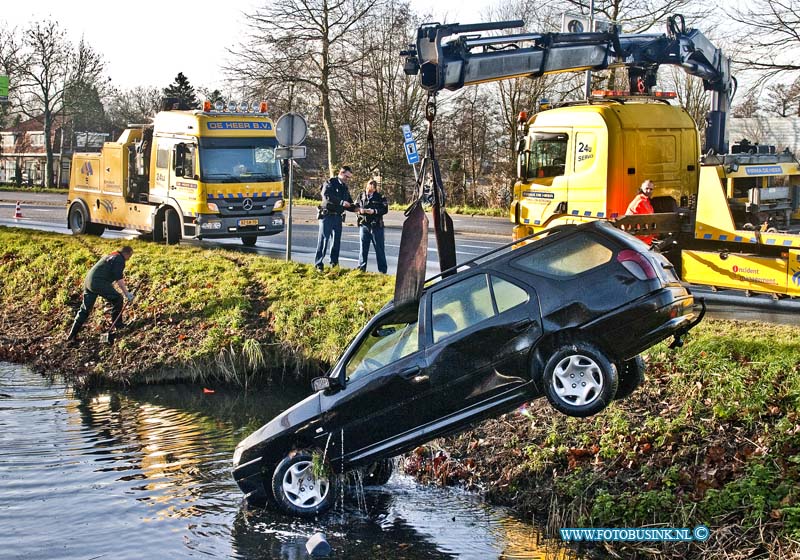 13122303.jpg - FOTOOPDRACHT:Dordrecht:23-12-2013:Auto te  water op de rijksstraatweg te Dordrecht. De bestuurder werd terplaatse door de ambulance nagekeken ( koud ). Firma de Heer moest zijn best doen voor het bergen van de auto, ze vistte samen met de politie nog enkele waardevolle spullen van het slachtoffer uit het water.Deze digitale foto blijft eigendom van FOTOPERSBURO BUSINK. Wij hanteren de voorwaarden van het N.V.F. en N.V.J. Gebruik van deze foto impliceert dat u bekend bent  en akkoord gaat met deze voorwaarden bij publicatie.EB/ETIENNE BUSINK