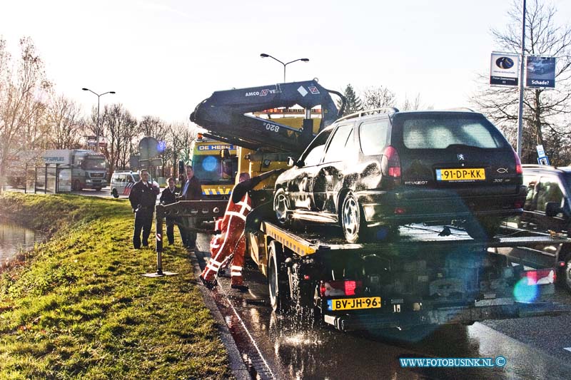 13122304.jpg - FOTOOPDRACHT:Dordrecht:23-12-2013:Auto te  water op de rijksstraatweg te Dordrecht. De bestuurder werd terplaatse door de ambulance nagekeken ( koud ). Firma de Heer moest zijn best doen voor het bergen van de auto, ze vistte samen met de politie nog enkele waardevolle spullen van het slachtoffer uit het water.Deze digitale foto blijft eigendom van FOTOPERSBURO BUSINK. Wij hanteren de voorwaarden van het N.V.F. en N.V.J. Gebruik van deze foto impliceert dat u bekend bent  en akkoord gaat met deze voorwaarden bij publicatie.EB/ETIENNE BUSINK