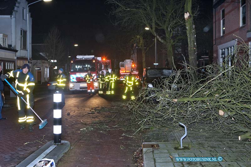 13122401.jpg - FOTOOPDRACHT:Dordrecht:24-12-2013:Dubbeldamseweg ter hoogte Emmastraat boom takken op een auto. Auto zwaar beschadigd brandweer zaagt boom klein.Deze digitale foto blijft eigendom van FOTOPERSBURO BUSINK. Wij hanteren de voorwaarden van het N.V.F. en N.V.J. Gebruik van deze foto impliceert dat u bekend bent  en akkoord gaat met deze voorwaarden bij publicatie.EB/ETIENNE BUSINK