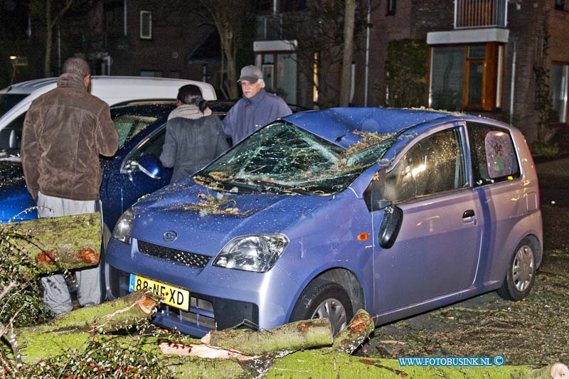 13122403.jpg - FOTOOPDRACHT:Dordrecht:24-12-2013:Boom beland op auto wittenstein Brandweer zaagt boom klein, auto totaal loos.Deze digitale foto blijft eigendom van FOTOPERSBURO BUSINK. Wij hanteren de voorwaarden van het N.V.F. en N.V.J. Gebruik van deze foto impliceert dat u bekend bent  en akkoord gaat met deze voorwaarden bij publicatie.EB/ETIENNE BUSINK