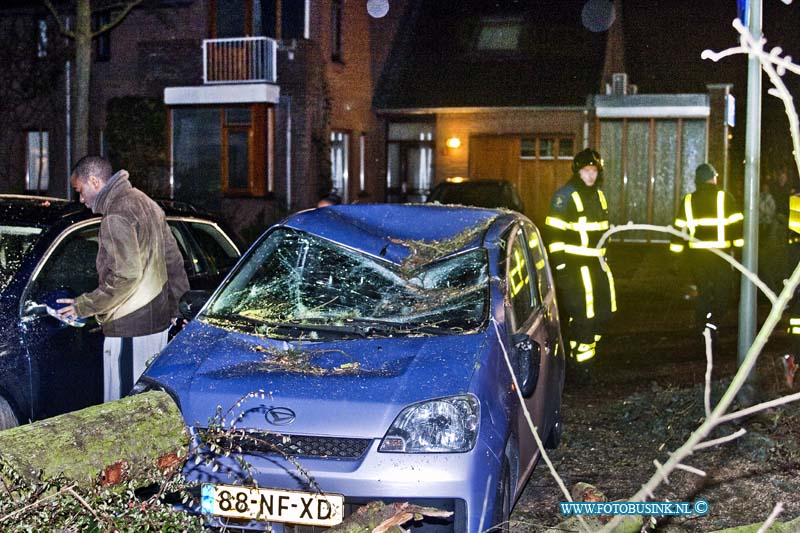 13122404.jpg - FOTOOPDRACHT:Dordrecht:24-12-2013:Boom beland op auto wittenstein Brandweer zaagt boom klein, auto totaal loos.Deze digitale foto blijft eigendom van FOTOPERSBURO BUSINK. Wij hanteren de voorwaarden van het N.V.F. en N.V.J. Gebruik van deze foto impliceert dat u bekend bent  en akkoord gaat met deze voorwaarden bij publicatie.EB/ETIENNE BUSINK