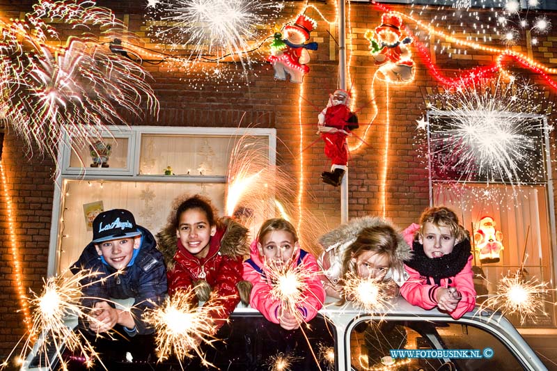 13122801.jpg - FOTOOPDRACHT:Dordrecht:28-12-2013:Kinderen met vuurwerk en sterretjes in de Bloemenbuurt Nieuw KrispijnDeze digitale foto blijft eigendom van FOTOPERSBURO BUSINK. Wij hanteren de voorwaarden van het N.V.F. en N.V.J. Gebruik van deze foto impliceert dat u bekend bent  en akkoord gaat met deze voorwaarden bij publicatie.EB/ETIENNE BUSINK