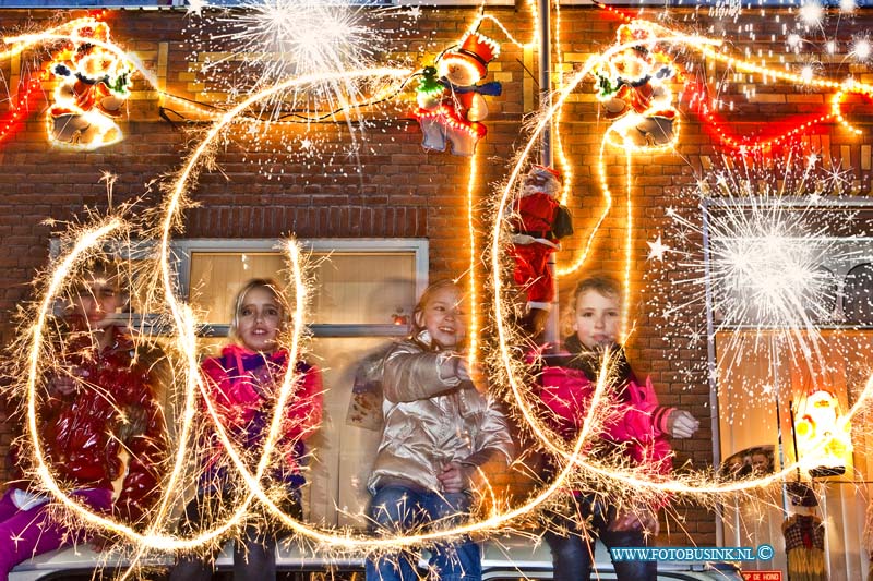 13122802.jpg - FOTOOPDRACHT:Dordrecht:28-12-2013:Kinderen met vuurwerk en sterretjes in de Bloemenbuurt Nieuw KrispijnDeze digitale foto blijft eigendom van FOTOPERSBURO BUSINK. Wij hanteren de voorwaarden van het N.V.F. en N.V.J. Gebruik van deze foto impliceert dat u bekend bent  en akkoord gaat met deze voorwaarden bij publicatie.EB/ETIENNE BUSINK