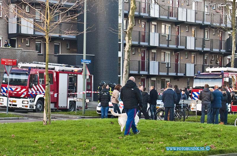 13122902.jpg - FOTOOPDRACHT:Dordrecht:29-12-2013Een brand in en buiten de woning aan het Boris Pastenakerf in de wijk stadspolders heeft grote schade aangericht bij en in de woning, de brandweer heeft middel alarm gemaakt, en kreeg bij stand van de brandweer papendrecht. De brandweer kon de hond uit de woning redden. Deze digitale foto blijft eigendom van FOTOPERSBURO BUSINK. Wij hanteren de voorwaarden van het N.V.F. en N.V.J. Gebruik van deze foto impliceert dat u bekend bent  en akkoord gaat met deze voorwaarden bij publicatie.EB/ETIENNE BUSINK