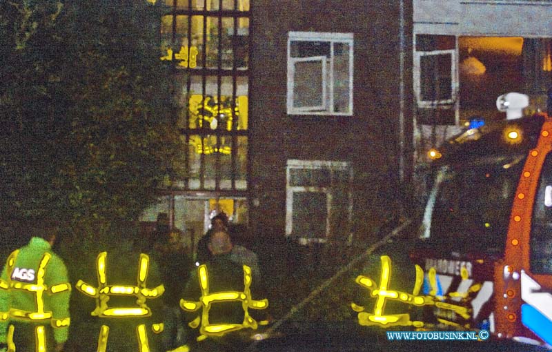 13122904.jpg - FOTOOPDRACHT:Dordrecht:29-12-2013:De brandweer heeft een deur open gebroken in de johannes vermeerstraat na een melding van een koolmonoxide-alarm. De bewoner was niet thuis, dus besloot de brandweer de deur open te breken. Daar troffen ze een houtskoolvuurtje aan met een waterpijp.Deze digitale foto blijft eigendom van FOTOPERSBURO BUSINK. Wij hanteren de voorwaarden van het N.V.F. en N.V.J. Gebruik van deze foto impliceert dat u bekend bent  en akkoord gaat met deze voorwaarden bij publicatie.EB/ETIENNE BUSINK