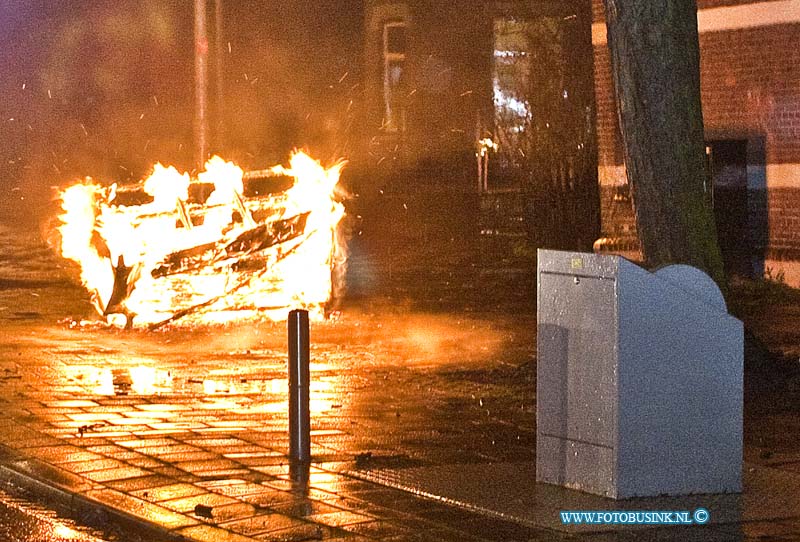 14010101.jpg - FOTOOPDRACHT:Dordrecht:01-01-2013:Bankstel in brand Dubbeldamseweg zuid.Oud en nieuwe nacht DordrechtDeze digitale foto blijft eigendom van FOTOPERSBURO BUSINK. Wij hanteren de voorwaarden van het N.V.F. en N.V.J. Gebruik van deze foto impliceert dat u bekend bent  en akkoord gaat met deze voorwaarden bij publicatie.EB/ETIENNE BUSINK