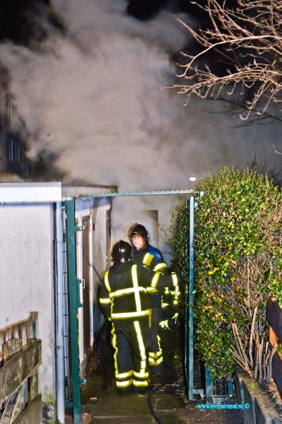 14010104.jpg - FOTOOPDRACHT:Dordrecht:01-01-2013:Schuur in brand Adelaarstraat Oud en nieuwe nacht DordrechtDeze digitale foto blijft eigendom van FOTOPERSBURO BUSINK. Wij hanteren de voorwaarden van het N.V.F. en N.V.J. Gebruik van deze foto impliceert dat u bekend bent  en akkoord gaat met deze voorwaarden bij publicatie.EB/ETIENNE BUSINK