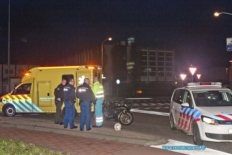 14010701.jpg - FOTOOPDRACHT:Dordrecht:07-01-2013:Bij een aanrijding op de Wieldrechtsezeedijk en Donker Duyvisweg tussen een auto en motorfiets was gelukkig weinig schade/letsel.Deze digitale foto blijft eigendom van FOTOPERSBURO BUSINK. Wij hanteren de voorwaarden van het N.V.F. en N.V.J. Gebruik van deze foto impliceert dat u bekend bent  en akkoord gaat met deze voorwaarden bij publicatie.EB/ETIENNE BUSINK