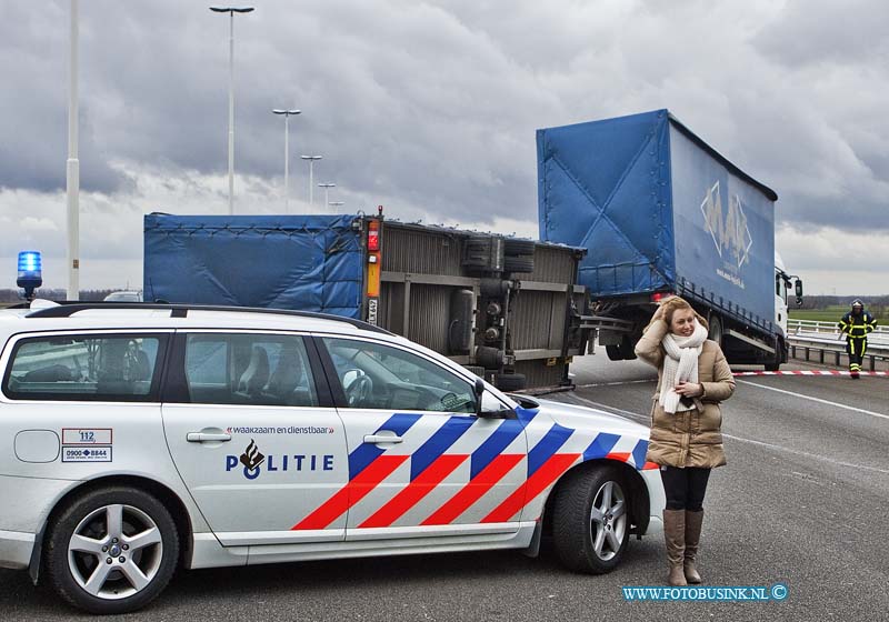 14010901.jpg - FOTOOPDRACHT:Dordrecht:09-01-2013:Door de hevige wind is er rnd 11.00 uur vanmorgen een aanhanger van een vrachtwagen op zijnm kant gegaan. De rijbanen naar Breda-Belgie van de RWA16 waren alle 3 geblokeerd. Er ontstond dan ook kilometers file de RWA16 zal waarschijnlijk tot 1 uur vanmiddag gestremd zijn.Deze digitale foto blijft eigendom van FOTOPERSBURO BUSINK. Wij hanteren de voorwaarden van het N.V.F. en N.V.J. Gebruik van deze foto impliceert dat u bekend bent  en akkoord gaat met deze voorwaarden bij publicatie.EB/ETIENNE BUSINK