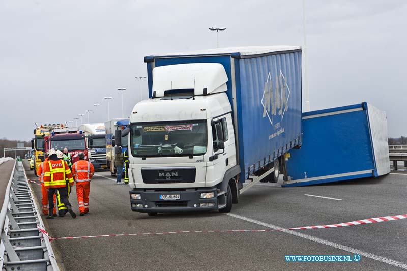 14010902.jpg - FOTOOPDRACHT:Dordrecht:09-01-2013:Door de hevige wind is er rnd 11.00 uur vanmorgen een aanhanger van een vrachtwagen op zijnm kant gegaan. De rijbanen naar Breda-Belgie van de RWA16 waren alle 3 geblokeerd. Er ontstond dan ook kilometers file de RWA16 zal waarschijnlijk tot 1 uur vanmiddag gestremd zijn.Deze digitale foto blijft eigendom van FOTOPERSBURO BUSINK. Wij hanteren de voorwaarden van het N.V.F. en N.V.J. Gebruik van deze foto impliceert dat u bekend bent  en akkoord gaat met deze voorwaarden bij publicatie.EB/ETIENNE BUSINK