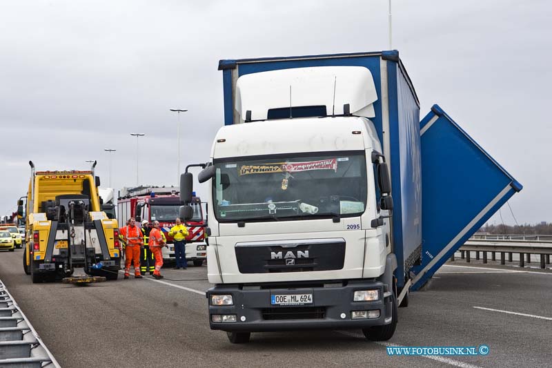 14010904.jpg - FOTOOPDRACHT:Dordrecht:09-01-2013:Door de hevige wind is er rnd 11.00 uur vanmorgen een aanhanger van een vrachtwagen op zijnm kant gegaan. De rijbanen naar Breda-Belgie van de RWA16 waren alle 3 geblokeerd. Er ontstond dan ook kilometers file de RWA16 zal waarschijnlijk tot 1 uur vanmiddag gestremd zijn.Deze digitale foto blijft eigendom van FOTOPERSBURO BUSINK. Wij hanteren de voorwaarden van het N.V.F. en N.V.J. Gebruik van deze foto impliceert dat u bekend bent  en akkoord gaat met deze voorwaarden bij publicatie.EB/ETIENNE BUSINK