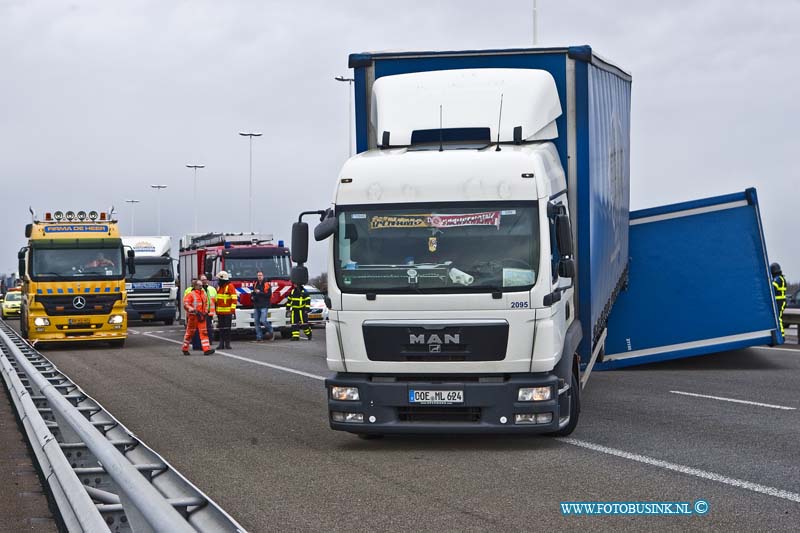 14010905.jpg - FOTOOPDRACHT:Dordrecht:09-01-2013:Door de hevige wind is er rnd 11.00 uur vanmorgen een aanhanger van een vrachtwagen op zijnm kant gegaan. De rijbanen naar Breda-Belgie van de RWA16 waren alle 3 geblokeerd. Er ontstond dan ook kilometers file de RWA16 zal waarschijnlijk tot 1 uur vanmiddag gestremd zijn.Deze digitale foto blijft eigendom van FOTOPERSBURO BUSINK. Wij hanteren de voorwaarden van het N.V.F. en N.V.J. Gebruik van deze foto impliceert dat u bekend bent  en akkoord gaat met deze voorwaarden bij publicatie.EB/ETIENNE BUSINK