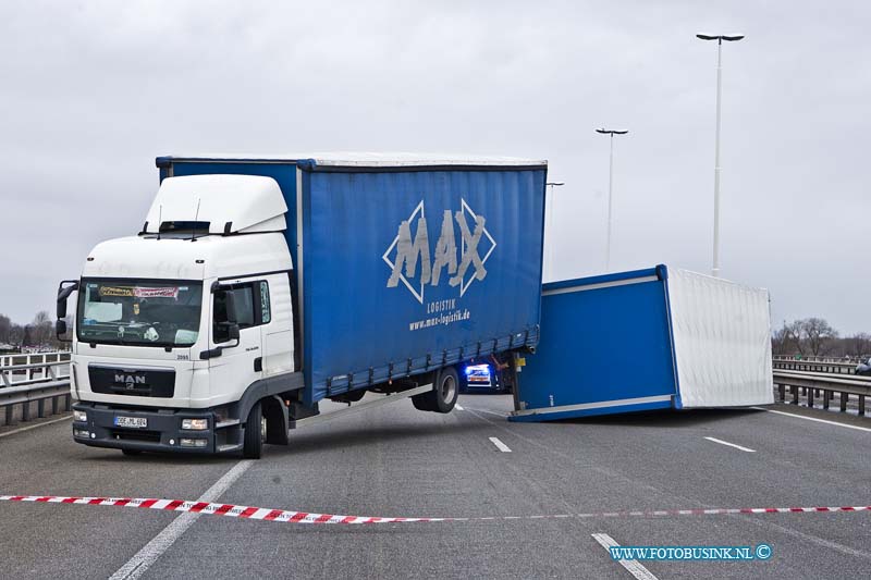 14010906.jpg - FOTOOPDRACHT:Dordrecht:09-01-2013:Door de hevige wind is er rnd 11.00 uur vanmorgen een aanhanger van een vrachtwagen op zijnm kant gegaan. De rijbanen naar Breda-Belgie van de RWA16 waren alle 3 geblokeerd. Er ontstond dan ook kilometers file de RWA16 zal waarschijnlijk tot 1 uur vanmiddag gestremd zijn.Deze digitale foto blijft eigendom van FOTOPERSBURO BUSINK. Wij hanteren de voorwaarden van het N.V.F. en N.V.J. Gebruik van deze foto impliceert dat u bekend bent  en akkoord gaat met deze voorwaarden bij publicatie.EB/ETIENNE BUSINK