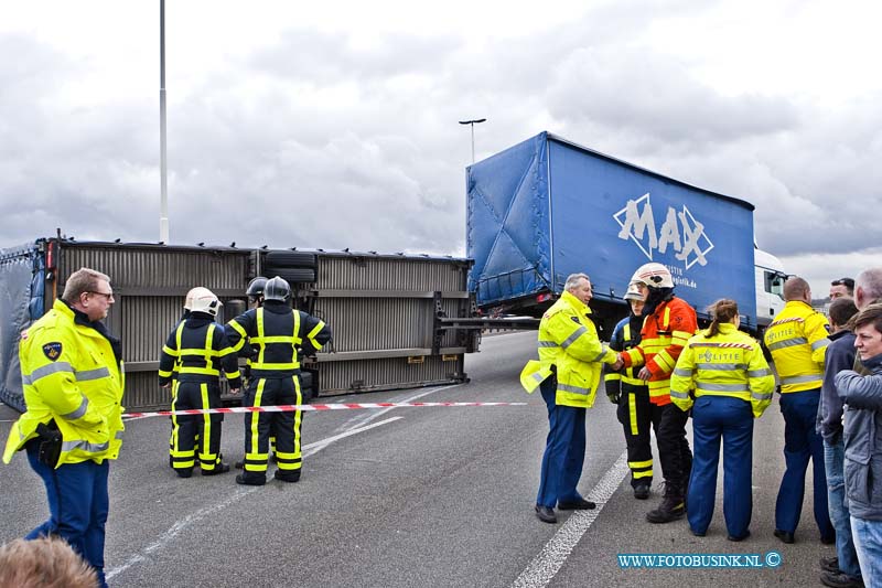 14010907.jpg - FOTOOPDRACHT:Dordrecht:09-01-2013:Door de hevige wind is er rnd 11.00 uur vanmorgen een aanhanger van een vrachtwagen op zijnm kant gegaan. De rijbanen naar Breda-Belgie van de RWA16 waren alle 3 geblokeerd. Er ontstond dan ook kilometers file de RWA16 zal waarschijnlijk tot 1 uur vanmiddag gestremd zijn.Deze digitale foto blijft eigendom van FOTOPERSBURO BUSINK. Wij hanteren de voorwaarden van het N.V.F. en N.V.J. Gebruik van deze foto impliceert dat u bekend bent  en akkoord gaat met deze voorwaarden bij publicatie.EB/ETIENNE BUSINK