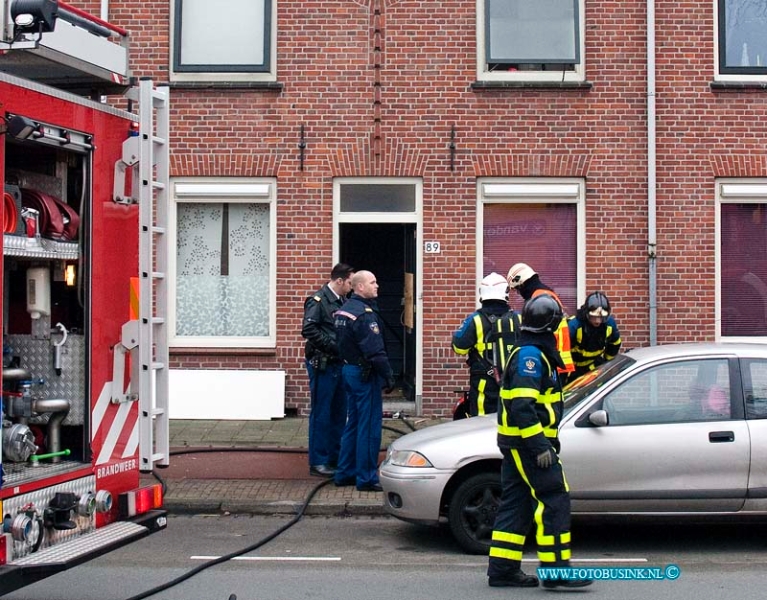 14011502.jpg - FOTOOPDRACHT:Dordrecht:15-01-2013:Bij een middelbrand op de zolder in een beovenwoning aan de merwedestraat ter Dordrecht heeft de Brandweer een persoon uit de brande woning in Dordrecht gered. De poersoon is voor onderzoek naar het ziekenhuis gebracht door de Ambulance.Deze digitale foto blijft eigendom van FOTOPERSBURO BUSINK. Wij hanteren de voorwaarden van het N.V.F. en N.V.J. Gebruik van deze foto impliceert dat u bekend bent  en akkoord gaat met deze voorwaarden bij publicatie.EB/ETIENNE BUSINK