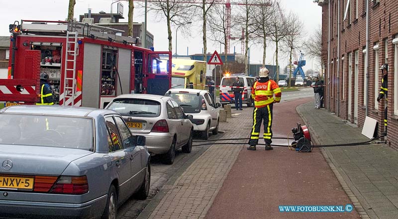 14011503.jpg - FOTOOPDRACHT:Dordrecht:15-01-2013:Bij een middelbrand op de zolder in een beovenwoning aan de merwedestraat ter Dordrecht heeft de Brandweer een persoon uit de brande woning in Dordrecht gered. De poersoon is voor onderzoek naar het ziekenhuis gebracht door de Ambulance.Deze digitale foto blijft eigendom van FOTOPERSBURO BUSINK. Wij hanteren de voorwaarden van het N.V.F. en N.V.J. Gebruik van deze foto impliceert dat u bekend bent  en akkoord gaat met deze voorwaarden bij publicatie.EB/ETIENNE BUSINK