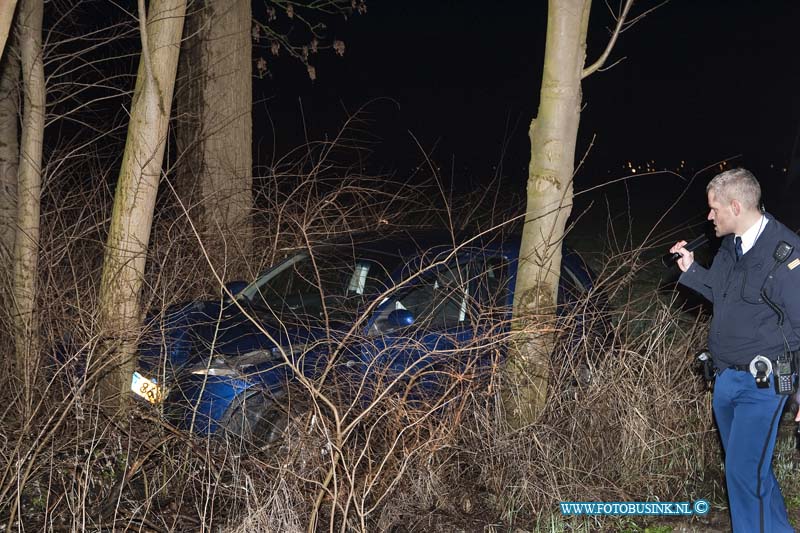 14011603.jpg - FOTOOPDRACHT:Hardingsveld Giessendam:16-01-2013:Op de Zwijnskade reed een vrouw tegen een boom, ze raakte daarbij gewond. Het ambulance personeel verzorgde de gewonden vrouw en brachten haar naar een ziekenhuis. De politie gaat er vanuit dat het om een eenzijdig ongeval gaat, waarbij de auto zwaar beschadigd raakte.Deze digitale foto blijft eigendom van FOTOPERSBURO BUSINK. Wij hanteren de voorwaarden van het N.V.F. en N.V.J. Gebruik van deze foto impliceert dat u bekend bent  en akkoord gaat met deze voorwaarden bij publicatie.EB/ETIENNE BUSINK