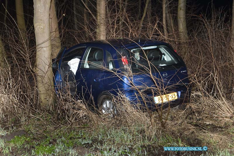 14011604.jpg - FOTOOPDRACHT:Hardingsveld Giessendam:16-01-2013:Op de Zwijnskade reed een vrouw tegen een boom, ze raakte daarbij gewond. Het ambulance personeel verzorgde de gewonden vrouw en brachten haar naar een ziekenhuis. De politie gaat er vanuit dat het om een eenzijdig ongeval gaat, waarbij de auto zwaar beschadigd raakte.Deze digitale foto blijft eigendom van FOTOPERSBURO BUSINK. Wij hanteren de voorwaarden van het N.V.F. en N.V.J. Gebruik van deze foto impliceert dat u bekend bent  en akkoord gaat met deze voorwaarden bij publicatie.EB/ETIENNE BUSINK