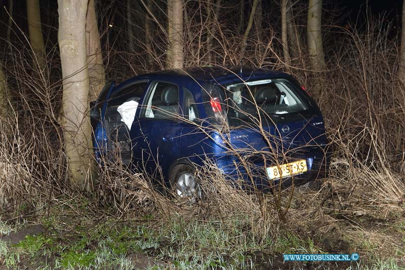 14011604.jpg - FOTOOPDRACHT:Hardingsveld Giessendam:16-01-2013:Op de Zwijnskade reed een vrouw tegen een boom, ze raakte daarbij gewond. Het ambulance personeel verzorgde de gewonden vrouw en brachten haar naar een ziekenhuis. De politie gaat er vanuit dat het om een eenzijdig ongeval gaat, waarbij de auto zwaar beschadigd raakte.Deze digitale foto blijft eigendom van FOTOPERSBURO BUSINK. Wij hanteren de voorwaarden van het N.V.F. en N.V.J. Gebruik van deze foto impliceert dat u bekend bent  en akkoord gaat met deze voorwaarden bij publicatie.EB/ETIENNE BUSINK