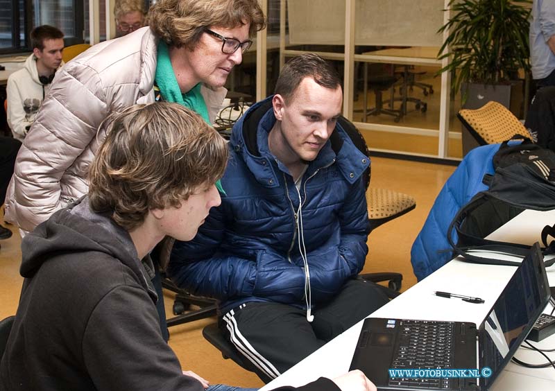 14011703.jpg - FOTOOPDRACHT:Dordrecht:17-01-2013:Gratis computer reparatie bij het da vinci college leerlingen maken computer doormiddel van een checklijst om de problemen op te lossen meer info francien van kan ict academie tel: 0623229163 Deze digitale foto blijft eigendom van FOTOPERSBURO BUSINK. Wij hanteren de voorwaarden van het N.V.F. en N.V.J. Gebruik van deze foto impliceert dat u bekend bent  en akkoord gaat met deze voorwaarden bij publicatie.EB/ETIENNE BUSINK