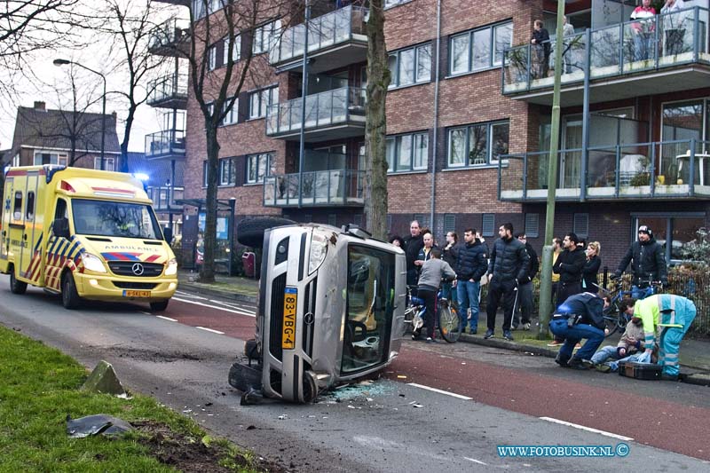 14011901.jpg - FOTOOPDRACHT:Dordrecht:19-01-2013:Ongeval met letsel en bekneling op Brouwersdijk. Een busje van een bezorgdienst van een chinnes is over de kopgeslagen door dat men tegen een betonnen afzetting langs de weg van de Brouwersdijk is gereden. de in zittende raakt licht gewond en werdt door het branweer personeel bevrijd en door Ambulance personeel nagekeken.Deze digitale foto blijft eigendom van FOTOPERSBURO BUSINK. Wij hanteren de voorwaarden van het N.V.F. en N.V.J. Gebruik van deze foto impliceert dat u bekend bent  en akkoord gaat met deze voorwaarden bij publicatie.EB/ETIENNE BUSINK