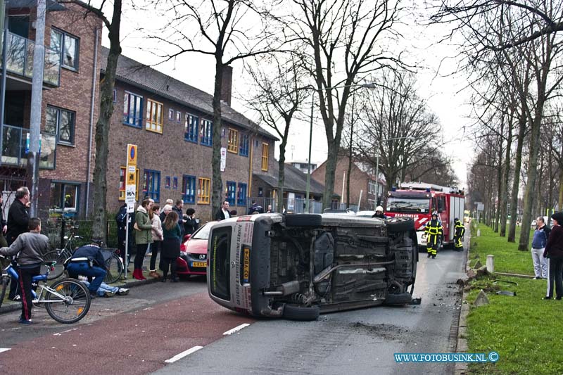 14011903.jpg - FOTOOPDRACHT:Dordrecht:19-01-2013:Ongeval met letsel en bekneling op Brouwersdijk. Een busje van een bezorgdienst van een chinnes is over de kopgeslagen door dat men tegen een betonnen afzetting langs de weg van de Brouwersdijk is gereden. de in zittende raakt licht gewond en werdt door het branweer personeel bevrijd en door Ambulance personeel nagekeken.Deze digitale foto blijft eigendom van FOTOPERSBURO BUSINK. Wij hanteren de voorwaarden van het N.V.F. en N.V.J. Gebruik van deze foto impliceert dat u bekend bent  en akkoord gaat met deze voorwaarden bij publicatie.EB/ETIENNE BUSINK