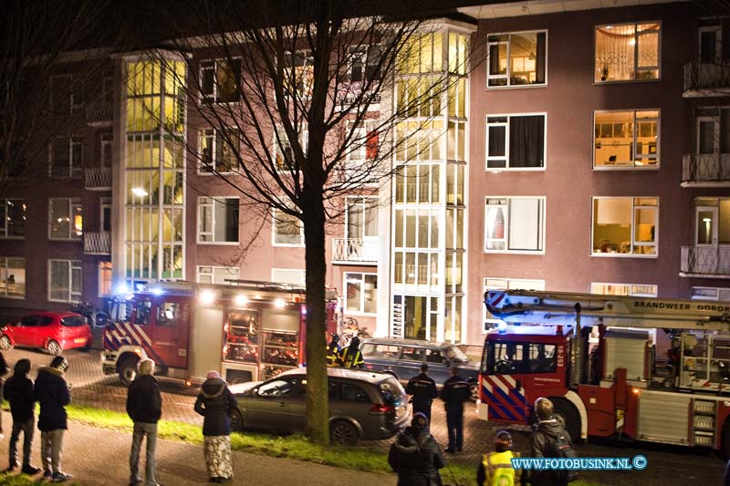 14012203.jpg - FOTOOPDRACHT:Dordrecht:22-01-2014:In een flat aan de Noordendijk te Dordrecht heeft vanavond laat een brand gewoed. De brandweer rukte met 3 bardnweerwagens uit ook de OVD kwam ter plaatse. De brand werd geblust en na een uurtje konde de bewoners terug naar hun flatwoningen. De politie stelt een onderzoek in naar de brand die in de hal van de flat geweest is.Deze digitale foto blijft eigendom van FOTOPERSBURO BUSINK. Wij hanteren de voorwaarden van het N.V.F. en N.V.J. Gebruik van deze foto impliceert dat u bekend bent  en akkoord gaat met deze voorwaarden bij publicatie.EB/ETIENNE BUSINK