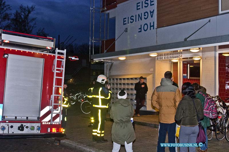 14012205.jpg - FOTOOPDRACHT:Dordrecht:22-01-2014:De brandweer en de Milieudienst Zuid Holland onderzoeken een melding van een vreemde lucht in het Eisingahof 22 te Dordrecht.Deze digitale foto blijft eigendom van FOTOPERSBURO BUSINK. Wij hanteren de voorwaarden van het N.V.F. en N.V.J. Gebruik van deze foto impliceert dat u bekend bent  en akkoord gaat met deze voorwaarden bij publicatie.EB/ETIENNE BUSINK