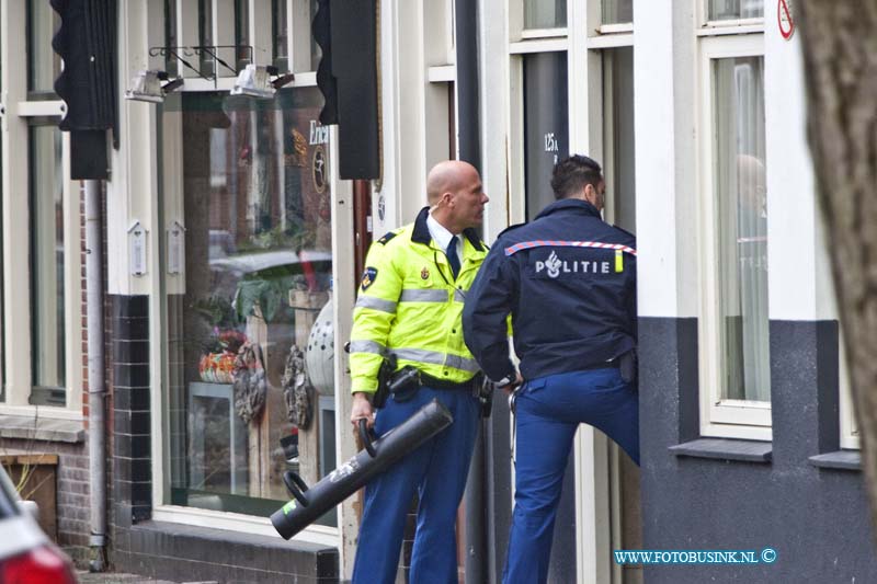 14012601.jpg - FOTOOPDRACHT:Dordrecht:26-01-2014:Politie gaat een woning met storm ram binnen en gearresteerd een verdachte man op de Dubbeldamseweg zuid. Mogelijk naar aanleiding van een mishandeling.Deze digitale foto blijft eigendom van FOTOPERSBURO BUSINK. Wij hanteren de voorwaarden van het N.V.F. en N.V.J. Gebruik van deze foto impliceert dat u bekend bent  en akkoord gaat met deze voorwaarden bij publicatie.EB/ETIENNE BUSINK
