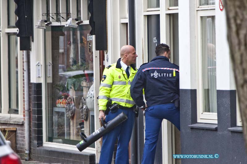 14012601.jpg - FOTOOPDRACHT:Dordrecht:26-01-2014:Politie gaat een woning met storm ram binnen en gearresteerd een verdachte man op de Dubbeldamseweg zuid. Mogelijk naar aanleiding van een mishandeling.Deze digitale foto blijft eigendom van FOTOPERSBURO BUSINK. Wij hanteren de voorwaarden van het N.V.F. en N.V.J. Gebruik van deze foto impliceert dat u bekend bent  en akkoord gaat met deze voorwaarden bij publicatie.EB/ETIENNE BUSINK