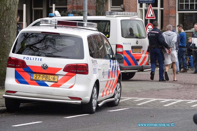 14012603.jpg - FOTOOPDRACHT:Dordrecht:26-01-2014:Politie gaat een woning met storm ram binnen en gearresteerd een verdachte man op de Dubbeldamseweg zuid. Mogelijk naar aanleiding van een mishandeling.Deze digitale foto blijft eigendom van FOTOPERSBURO BUSINK. Wij hanteren de voorwaarden van het N.V.F. en N.V.J. Gebruik van deze foto impliceert dat u bekend bent  en akkoord gaat met deze voorwaarden bij publicatie.EB/ETIENNE BUSINK