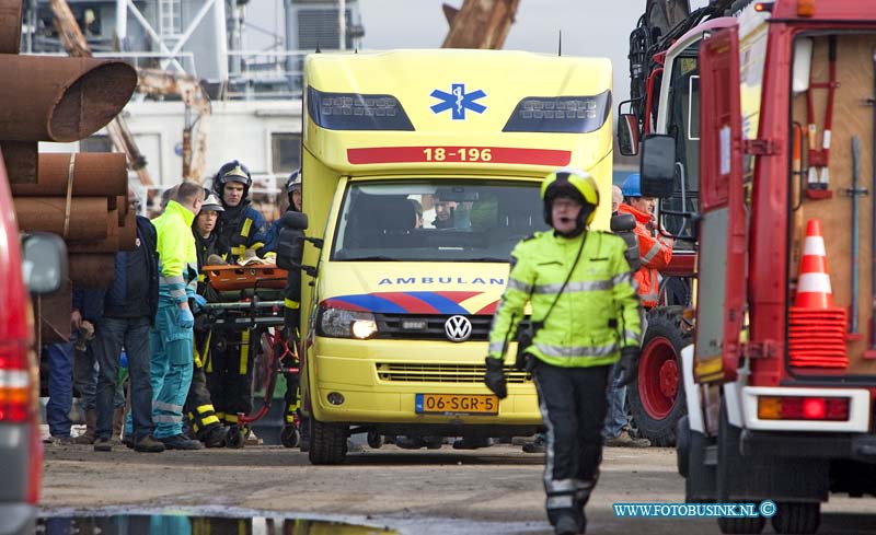 14020503.jpg - FOTOOPDRACHT:Papendrecht:05-02-2014:Bij het bedrijf Gebr. De koning is vanmiddag een persoon onder een lading mogelijk stalen buizen op het bedrijf terrein bekneld geraakt. De brandweer en een Traumaheli met artsen kwam assistentie verlenen aan de Rietgorsweg. Na ongeveer 3 kwartier was de persoon bevrijd en werd met spoed naar een ziekenhuis gebracht over de toedracht van het ongeval stelt de politie en ARBO inspectie een onder in.Deze digitale foto blijft eigendom van FOTOPERSBURO BUSINK. Wij hanteren de voorwaarden van het N.V.F. en N.V.J. Gebruik van deze foto impliceert dat u bekend bent  en akkoord gaat met deze voorwaarden bij publicatie.EB/ETIENNE BUSINK