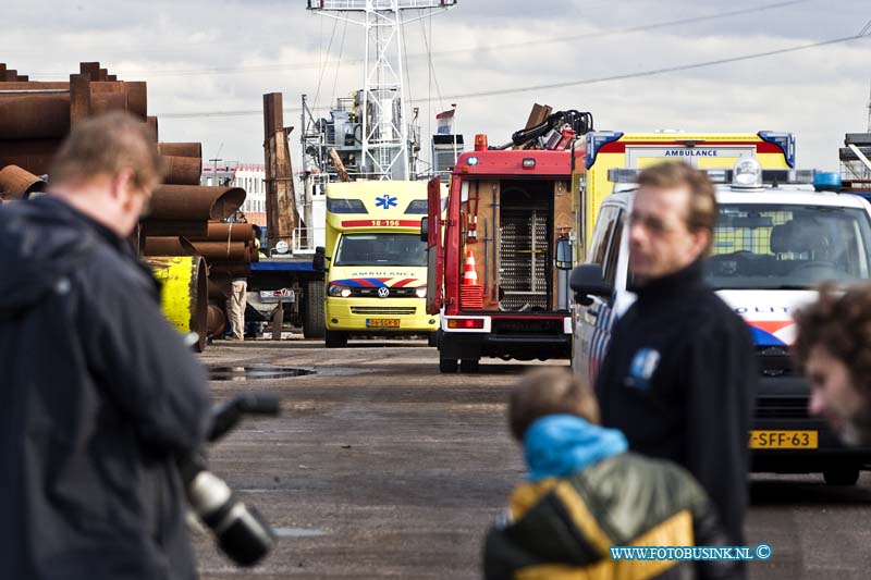 14020504.jpg - FOTOOPDRACHT:Papendrecht:05-02-2014:Bij het bedrijf Gebr. De koning is vanmiddag een persoon onder een lading mogelijk stalen buizen op het bedrijf terrein bekneld geraakt. De brandweer en een Traumaheli met artsen kwam assistentie verlenen aan de Rietgorsweg. Na ongeveer 3 kwartier was de persoon bevrijd en werd met spoed naar een ziekenhuis gebracht over de toedracht van het ongeval stelt de politie en ARBO inspectie een onder in.Deze digitale foto blijft eigendom van FOTOPERSBURO BUSINK. Wij hanteren de voorwaarden van het N.V.F. en N.V.J. Gebruik van deze foto impliceert dat u bekend bent  en akkoord gaat met deze voorwaarden bij publicatie.EB/ETIENNE BUSINK