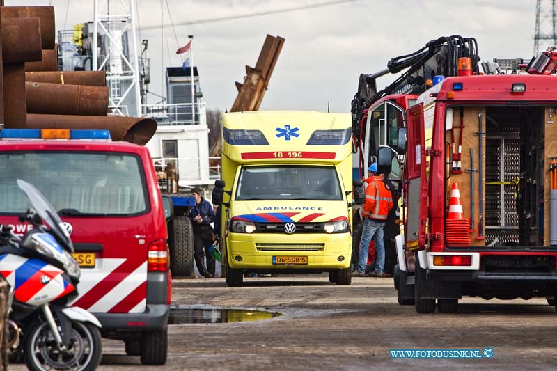 14020507.jpg - FOTOOPDRACHT:Papendrecht:05-02-2014:Bij het bedrijf Gebr. De koning is vanmiddag een persoon onder een lading mogelijk stalen buizen op het bedrijf terrein bekneld geraakt. De brandweer en een Traumaheli met artsen kwam assistentie verlenen aan de Rietgorsweg. Na ongeveer 3 kwartier was de persoon bevrijd en werd met spoed naar een ziekenhuis gebracht over de toedracht van het ongeval stelt de politie en ARBO inspectie een onder in.Deze digitale foto blijft eigendom van FOTOPERSBURO BUSINK. Wij hanteren de voorwaarden van het N.V.F. en N.V.J. Gebruik van deze foto impliceert dat u bekend bent  en akkoord gaat met deze voorwaarden bij publicatie.EB/ETIENNE BUSINK