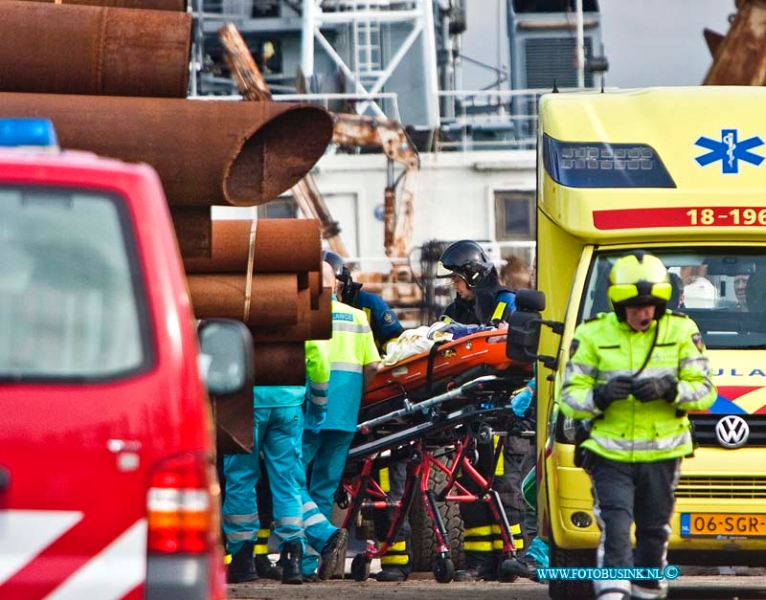 14020508.jpg - FOTOOPDRACHT:Papendrecht:05-02-2014:Bij het bedrijf Gebr. De koning is vanmiddag een persoon onder een lading mogelijk stalen buizen op het bedrijf terrein bekneld geraakt. De brandweer en een Traumaheli met artsen kwam assistentie verlenen aan de Rietgorsweg. Na ongeveer 3 kwartier was de persoon bevrijd en werd met spoed naar een ziekenhuis gebracht over de toedracht van het ongeval stelt de politie en ARBO inspectie een onder in.Deze digitale foto blijft eigendom van FOTOPERSBURO BUSINK. Wij hanteren de voorwaarden van het N.V.F. en N.V.J. Gebruik van deze foto impliceert dat u bekend bent  en akkoord gaat met deze voorwaarden bij publicatie.EB/ETIENNE BUSINK