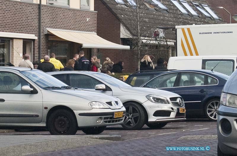 14020509.jpg - FOTOOPDRACHT:Dordrecht:05-02-2014:De politie heeft hennepkwekerij opgerolt in de zeehavenlaan.Deze digitale foto blijft eigendom van FOTOPERSBURO BUSINK. Wij hanteren de voorwaarden van het N.V.F. en N.V.J. Gebruik van deze foto impliceert dat u bekend bent  en akkoord gaat met deze voorwaarden bij publicatie.EB/ETIENNE BUSINK