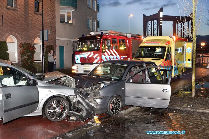 14020702.jpg - FOTOOPDRACHT:Dordrecht:07-02-2014:Dordrecht Bij een frontale aanrijding tussen twee voertuigen op het Achterhakes te Dordrecht zijn meerdere gewonden gevallen. De brandweer kwam ter plaatse en ook 2 ambulances, de politie sloot beide rijrichtingen volledig af voor het verkeer en stelt een onderzoek in naar de toedracht van dit ernstige ongeval.Deze digitale foto blijft eigendom van FOTOPERSBURO BUSINK. Wij hanteren de voorwaarden van het N.V.F. en N.V.J. Gebruik van deze foto impliceert dat u bekend bent  en akkoord gaat met deze voorwaarden bij publicatie.EB/ETIENNE BUSINK