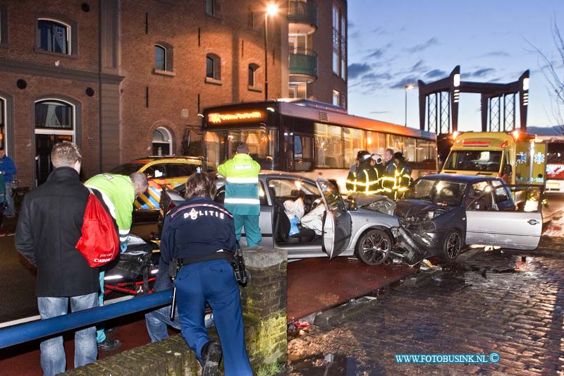 14020703.jpg - FOTOOPDRACHT:Dordrecht:07-02-2014:Dordrecht Bij een frontale aanrijding tussen twee voertuigen op het Achterhakes te Dordrecht zijn meerdere gewonden gevallen. De brandweer kwam ter plaatse en ook 2 ambulances, de politie sloot beide rijrichtingen volledig af voor het verkeer en stelt een onderzoek in naar de toedracht van dit ernstige ongeval.Deze digitale foto blijft eigendom van FOTOPERSBURO BUSINK. Wij hanteren de voorwaarden van het N.V.F. en N.V.J. Gebruik van deze foto impliceert dat u bekend bent  en akkoord gaat met deze voorwaarden bij publicatie.EB/ETIENNE BUSINK