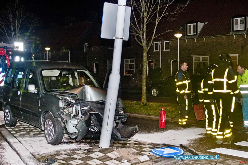 14020705.jpg - FOTOOPDRACHT:Papendrecht:07-02-2014:Op de Veerweg raakt een bestuurder onwel en kwam tot stilstand tegen een Lantarenpaal. De brandweer en Ambulance kwamen ter plaatse de man werrd naar ziekenhuis vervoerd, maar hoefte niet bevrijd te worden uit het voertuig. De politie sloot wel een deel van de weg af ivm met de hangende lantarenpaal.Deze digitale foto blijft eigendom van FOTOPERSBURO BUSINK. Wij hanteren de voorwaarden van het N.V.F. en N.V.J. Gebruik van deze foto impliceert dat u bekend bent  en akkoord gaat met deze voorwaarden bij publicatie.EB/ETIENNE BUSINK