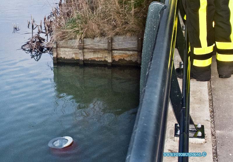 14020903.jpg - FOTOOPDRACHT:Dordrecht:09-07-2014:Aan de oude Veerweg in het water werden verdachte vaten aangetroffen. De brandweer en ambulance dienst en de Politie waren aanwezig bij het onderzoeken van de vaten.Deze digitale foto blijft eigendom van FOTOPERSBURO BUSINK. Wij hanteren de voorwaarden van het N.V.F. en N.V.J. Gebruik van deze foto impliceert dat u bekend bent  en akkoord gaat met deze voorwaarden bij publicatie.EB/ETIENNE BUSINK