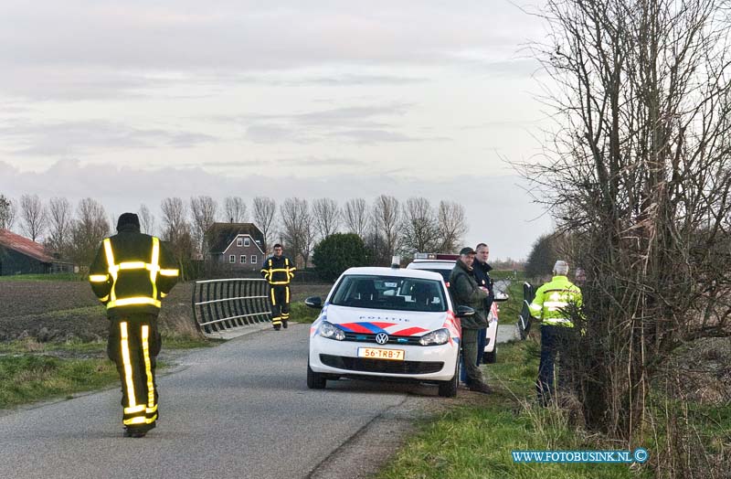 14020904.jpg - FOTOOPDRACHT:Dordrecht:09-07-2014:Aan de oude Veerweg in het water werden verdachte vaten aangetroffen. De brandweer en ambulance dienst en de Politie waren aanwezig bij het onderzoeken van de vaten.Deze digitale foto blijft eigendom van FOTOPERSBURO BUSINK. Wij hanteren de voorwaarden van het N.V.F. en N.V.J. Gebruik van deze foto impliceert dat u bekend bent  en akkoord gaat met deze voorwaarden bij publicatie.EB/ETIENNE BUSINK