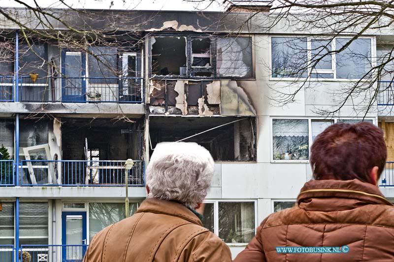 14021801.jpg - FOTOOPDRACHT:Ridderkerk:18-02-2014:Bij een explosie in een flat zijn 5 mensen gewond geraakt. Alle konden ter plaatse behandeld worden. Bij de brand volgde een explosie in de woning op de tweede verdieping, die flinke schade heeft aangericht aan de voor en achter gevel van het flat. Bij de explosie is asbest vrijgekomenDeze digitale foto blijft eigendom van FOTOPERSBURO BUSINK. Wij hanteren de voorwaarden van het N.V.F. en N.V.J. Gebruik van deze foto impliceert dat u bekend bent  en akkoord gaat met deze voorwaarden bij publicatie.EB/ETIENNE BUSINK