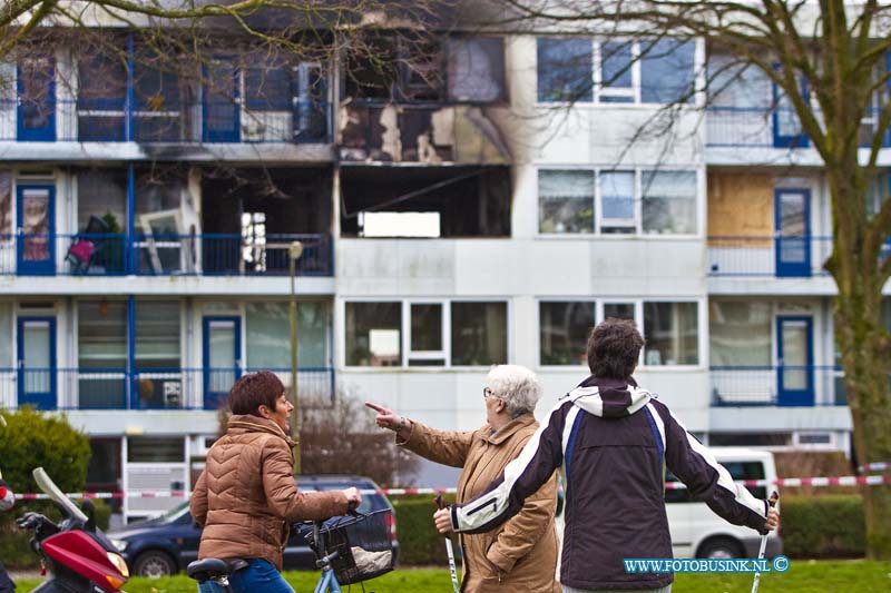 14021802.jpg - FOTOOPDRACHT:Ridderkerk:18-02-2014:Bij een explosie in een flat zijn 5 mensen gewond geraakt. Alle konden ter plaatse behandeld worden. Bij de brand volgde een explosie in de woning op de tweede verdieping, die flinke schade heeft aangericht aan de voor en achter gevel van het flat. Bij de explosie is asbest vrijgekomenDeze digitale foto blijft eigendom van FOTOPERSBURO BUSINK. Wij hanteren de voorwaarden van het N.V.F. en N.V.J. Gebruik van deze foto impliceert dat u bekend bent  en akkoord gaat met deze voorwaarden bij publicatie.EB/ETIENNE BUSINK