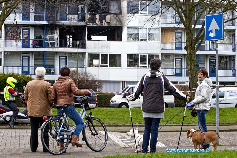 14021804.jpg - FOTOOPDRACHT:Ridderkerk:18-02-2014:Bij een explosie in een flat zijn 5 mensen gewond geraakt. Alle konden ter plaatse behandeld worden. Bij de brand volgde een explosie in de woning op de tweede verdieping, die flinke schade heeft aangericht aan de voor en achter gevel van het flat. Bij de explosie is asbest vrijgekomenDeze digitale foto blijft eigendom van FOTOPERSBURO BUSINK. Wij hanteren de voorwaarden van het N.V.F. en N.V.J. Gebruik van deze foto impliceert dat u bekend bent  en akkoord gaat met deze voorwaarden bij publicatie.EB/ETIENNE BUSINK