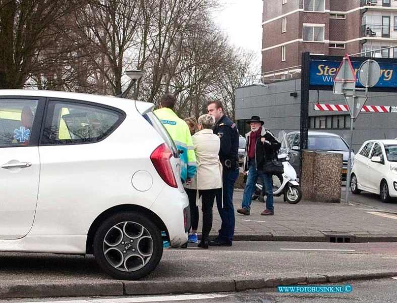 14022202.jpg - FOTOOPDRACHT:Dordrecht:22-02-2014:Aanrijding P.A.de Kokplein in wijk Sterrenburg. Een fietser en een auto raakte elkaar, de fietser is terplaatse na gekeken door het ambulance personeel en door de politie thuis gebracht.Deze digitale foto blijft eigendom van FOTOPERSBURO BUSINK. Wij hanteren de voorwaarden van het N.V.F. en N.V.J. Gebruik van deze foto impliceert dat u bekend bent  en akkoord gaat met deze voorwaarden bij publicatie.EB/ETIENNE BUSINK