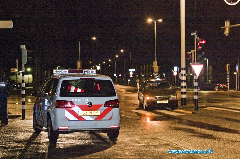 14022505.jpg - FOTOOPDRACHT:Dordrecht:25-02-2014:Aanrijding eenzijdig op de Noordendijk kruising Oranjelaan auto ramde lantarenpaal er waren geen gewonden Deze digitale foto blijft eigendom van FOTOPERSBURO BUSINK. Wij hanteren de voorwaarden van het N.V.F. en N.V.J. Gebruik van deze foto impliceert dat u bekend bent  en akkoord gaat met deze voorwaarden bij publicatie.EB/ETIENNE BUSINK